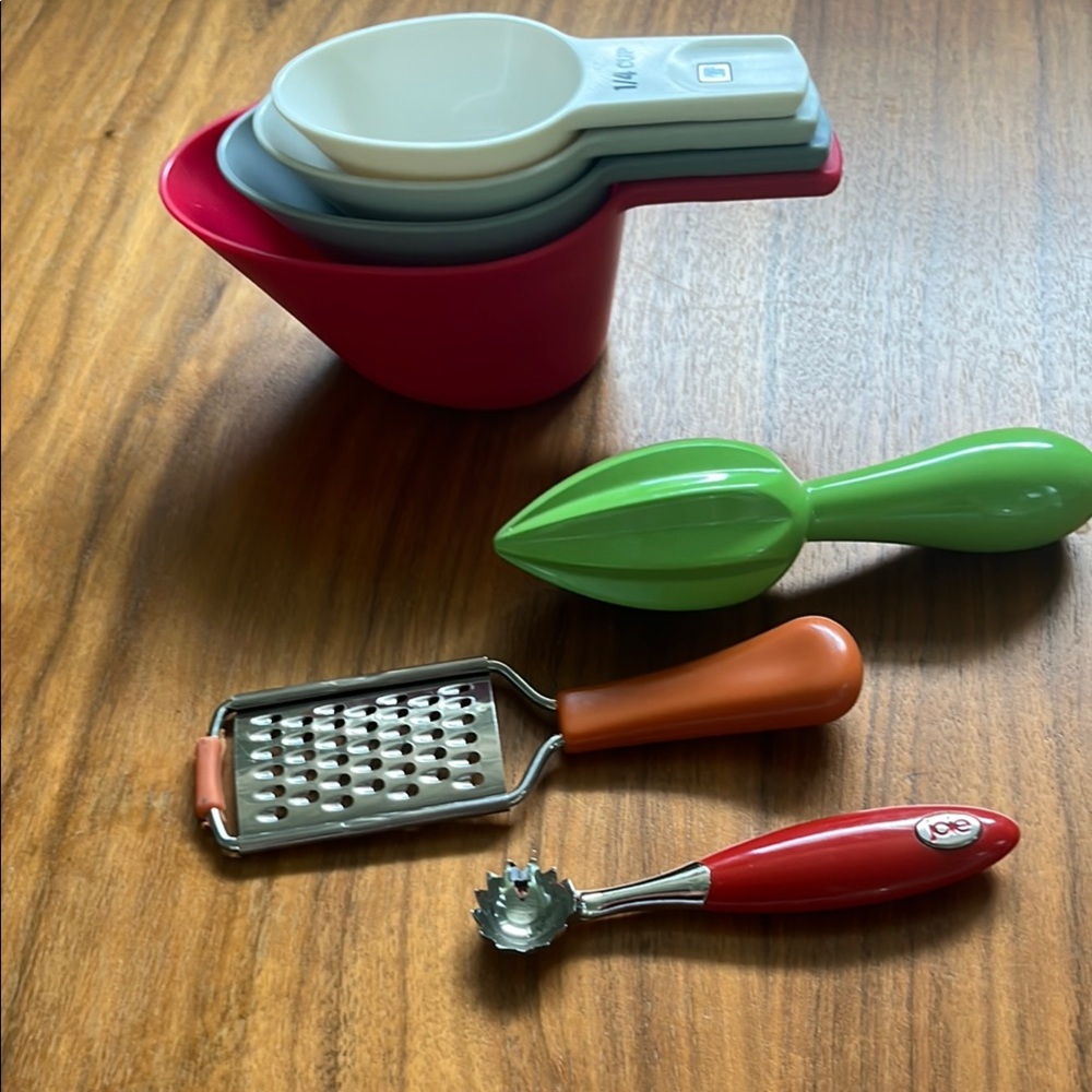 Kitchen Gadgets / Magnetic Measuring Cups